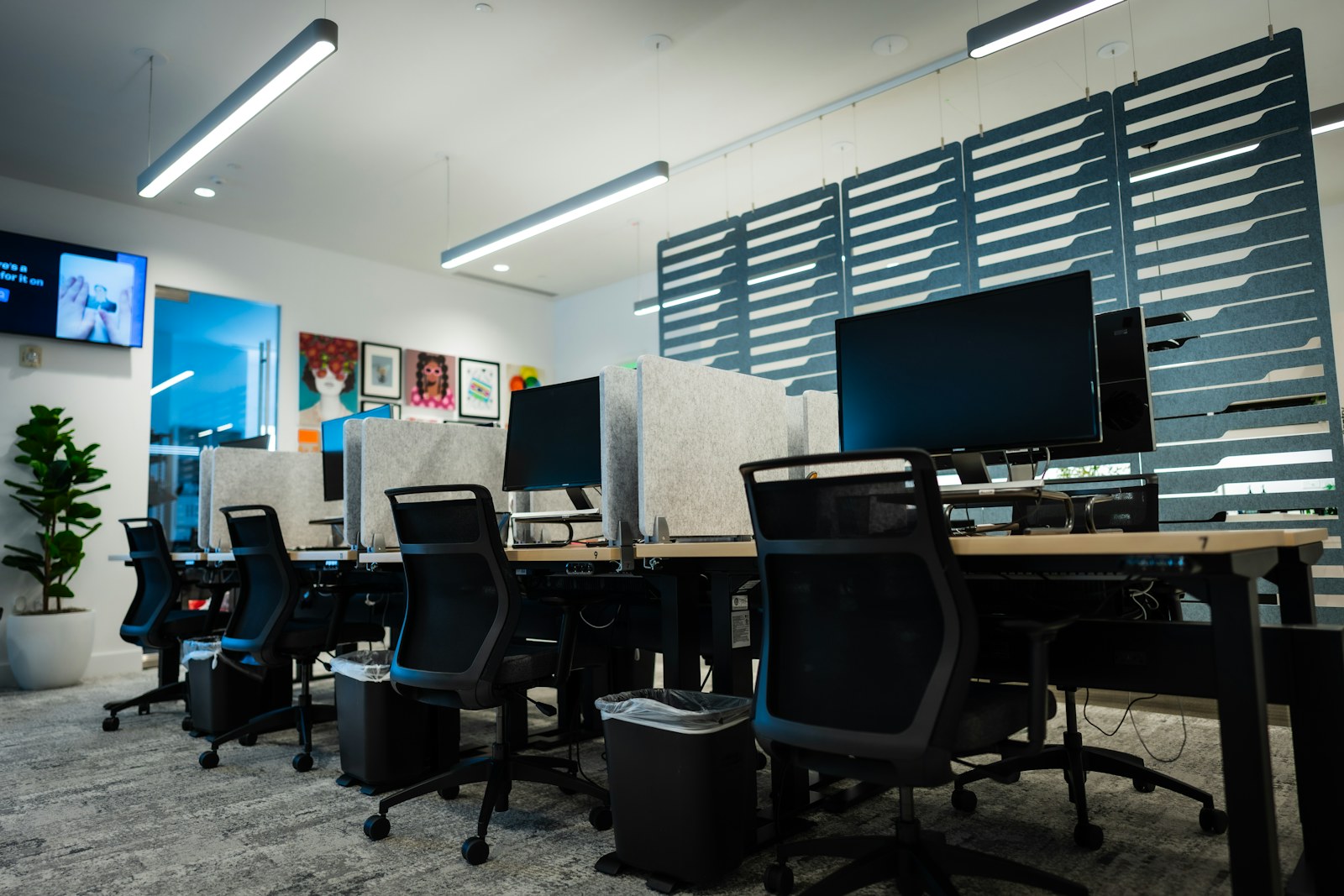 Temiz ve boş modern ofis